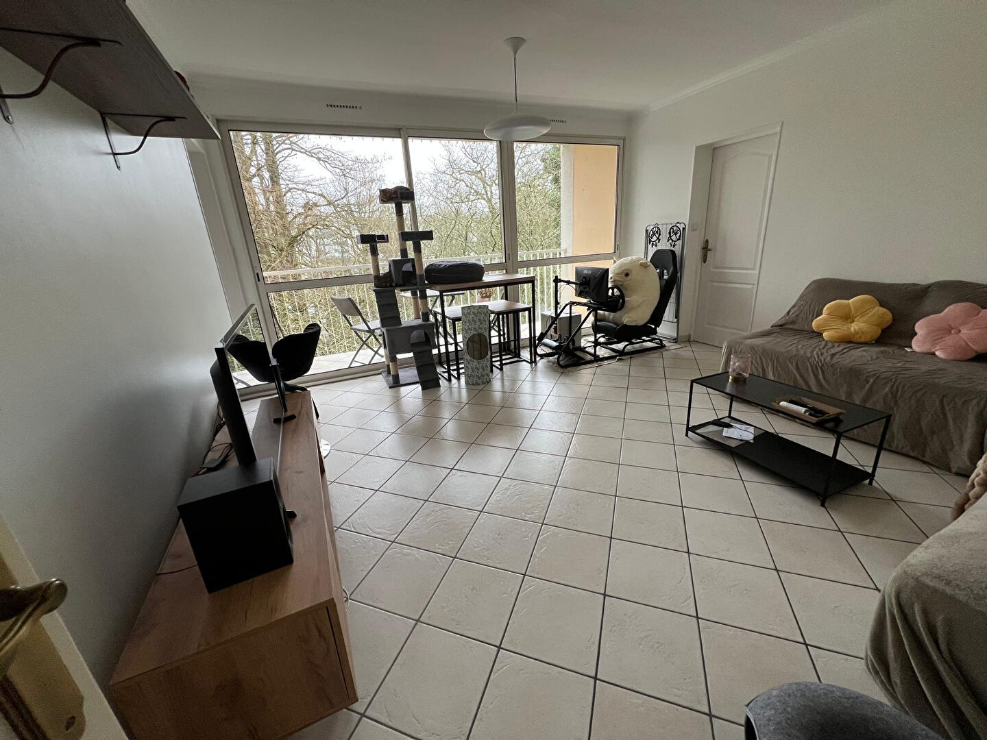 Photo Eraudière - Spacieux appartement  comprenant  une lumineuse pièce de vie et trois chambres. Balcon, cave et garage fermé image 2/4