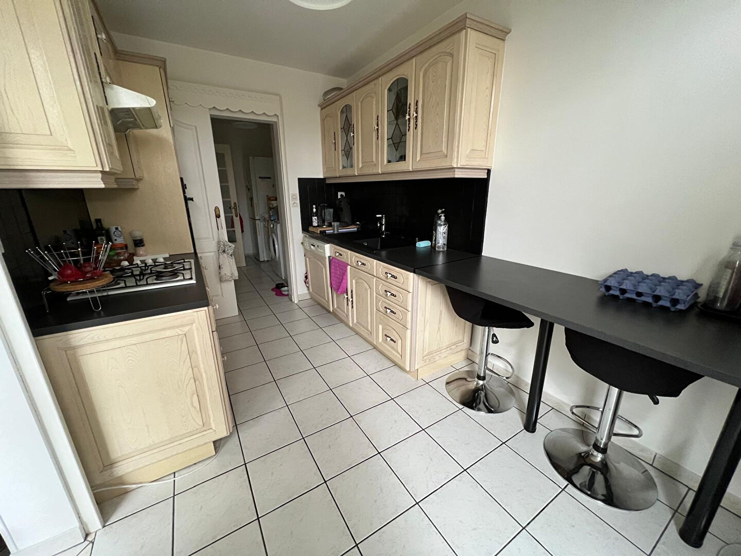 Photo Eraudière - Spacieux appartement  comprenant  une lumineuse pièce de vie et trois chambres. Balcon, cave et garage fermé image 3/4