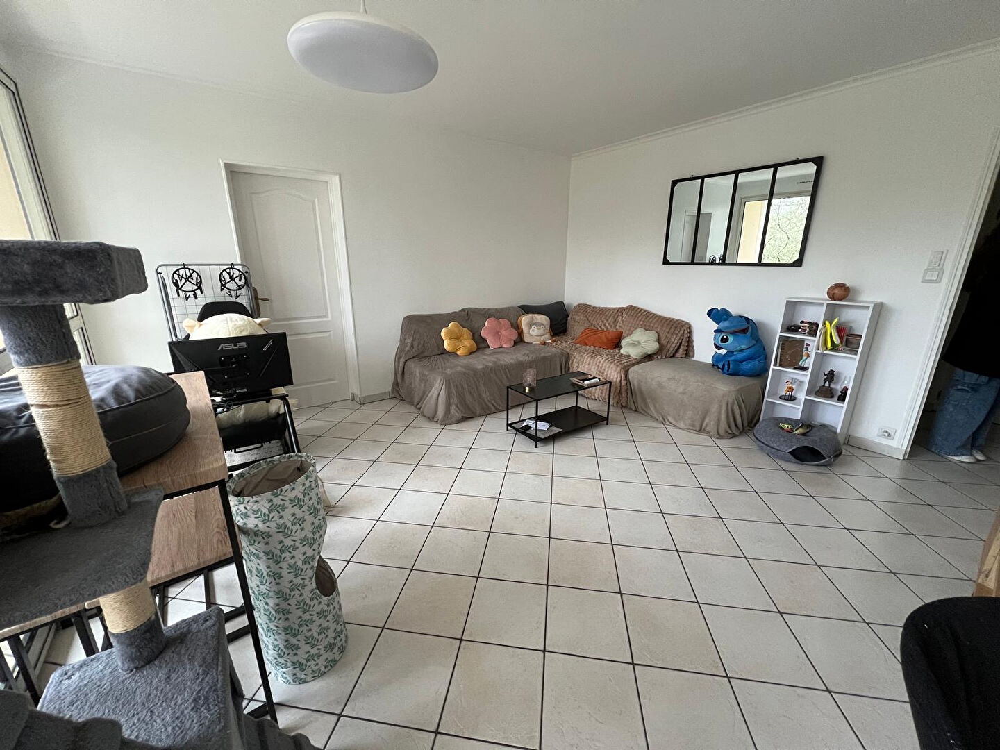 Photo Eraudière - Spacieux appartement  comprenant  une lumineuse pièce de vie et trois chambres. Balcon, cave et garage fermé image 4/4