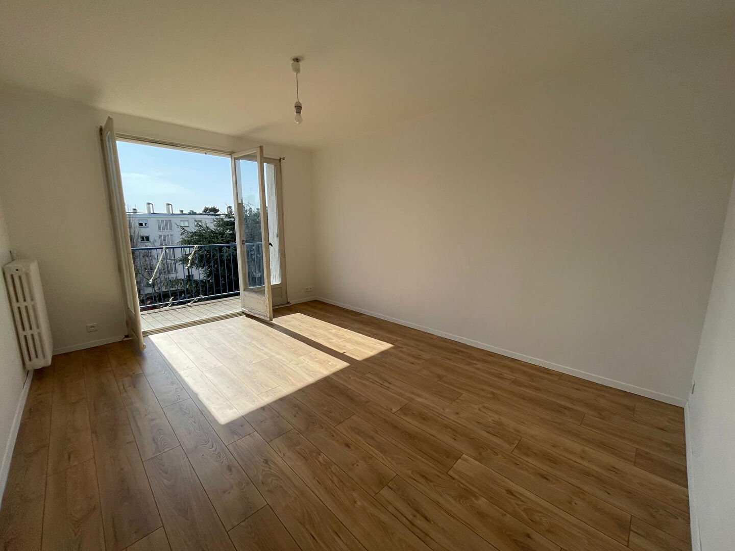 Marrière - bel appartement deux pièces spacieux et lumineux. Balcon, pkg et cave. Possibilité d'améliorer le DPE facilement en D.