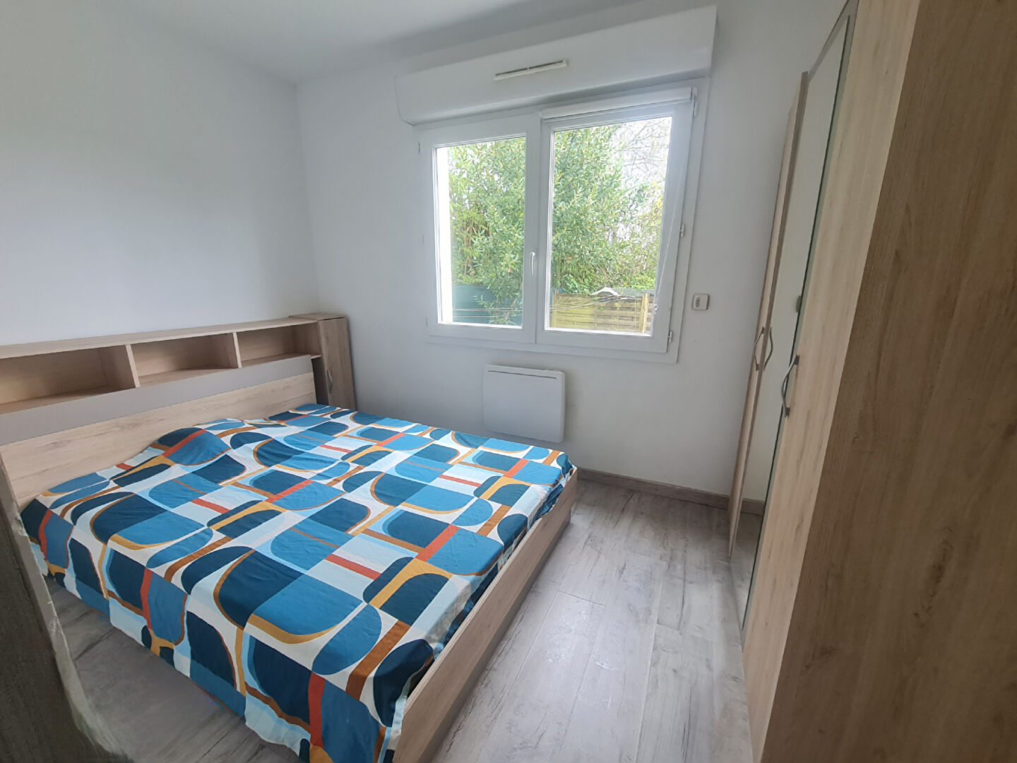 Photo Landreau - Dans une maison divisée en plusieurs appartements, deux pièces en rez de chaussée s'ouvrant sur un jardin privatif. Tram et bus à proximité immédiate. image 2/3