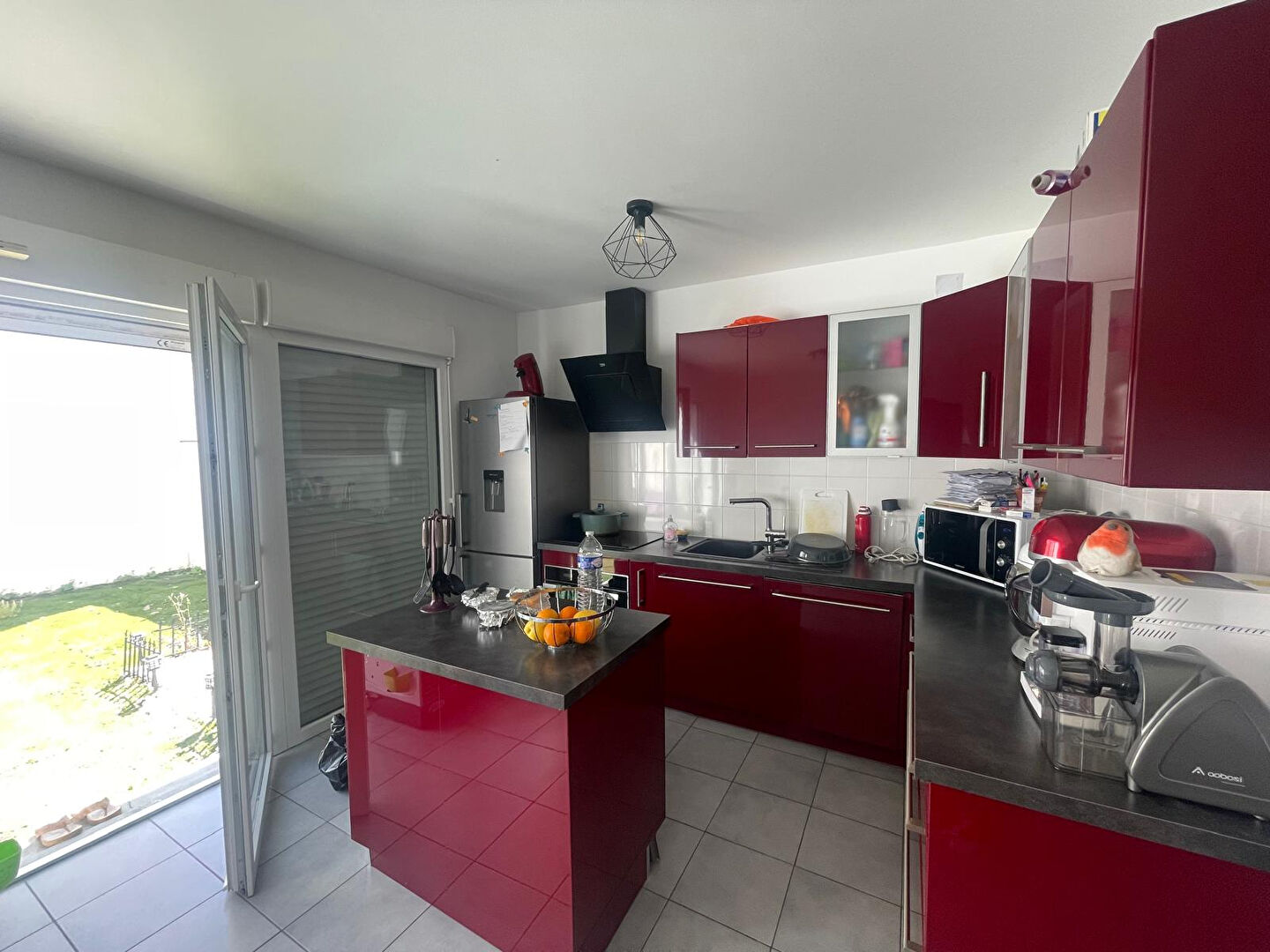 NANTES - A proximité du golf et des commerces du Cardo, maison contemporaine comprenant une jolie pièce de vie; ainsi que trois chambres. Jardin. et place de stationnement extérieur.