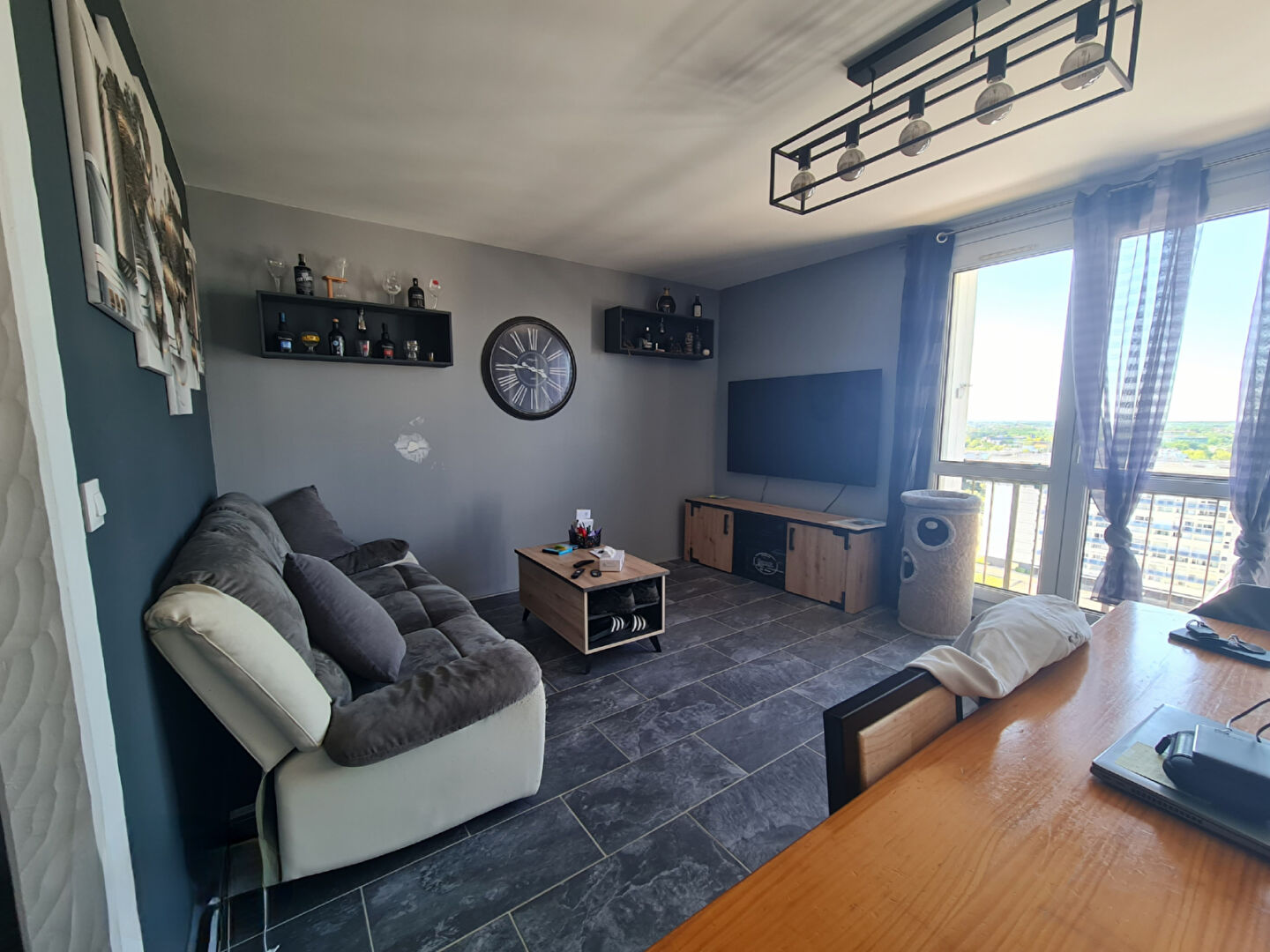 Photo Bld du Tertre - Spacieux appartement en étage élevé comprenant pièce de vie, cuisine, ainsi que trois belles chambres. Ascenseur , cave, et parking extérieur. image 1/5