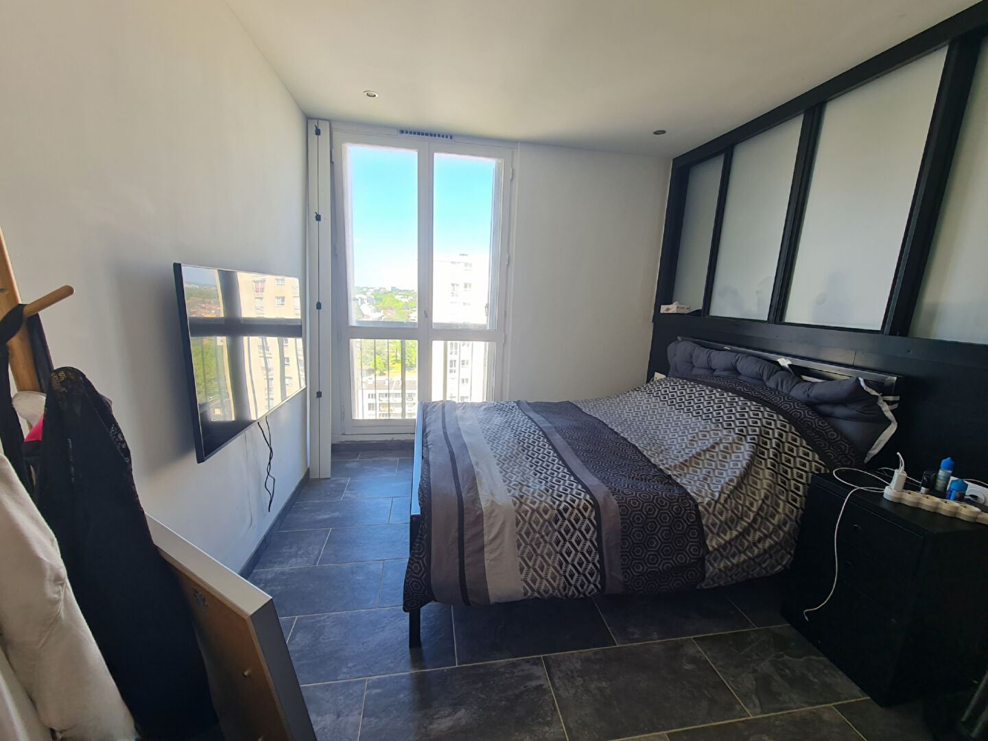 Photo Bld du Tertre - Spacieux appartement en étage élevé comprenant pièce de vie, cuisine, ainsi que trois belles chambres. Ascenseur , cave, et parking extérieur. image 4/5