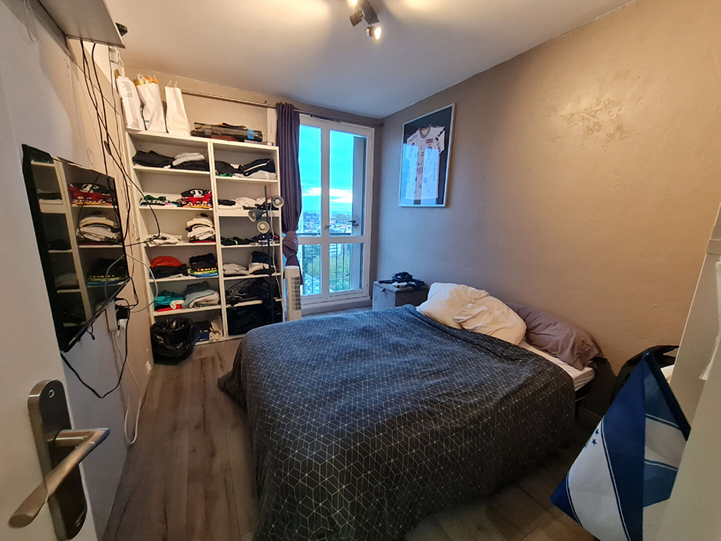 Photo Bld du Tertre - Spacieux appartement en étage élevé comprenant pièce de vie, cuisine, ainsi que trois belles chambres. Ascenseur , cave, et parking extérieur. image 5/5