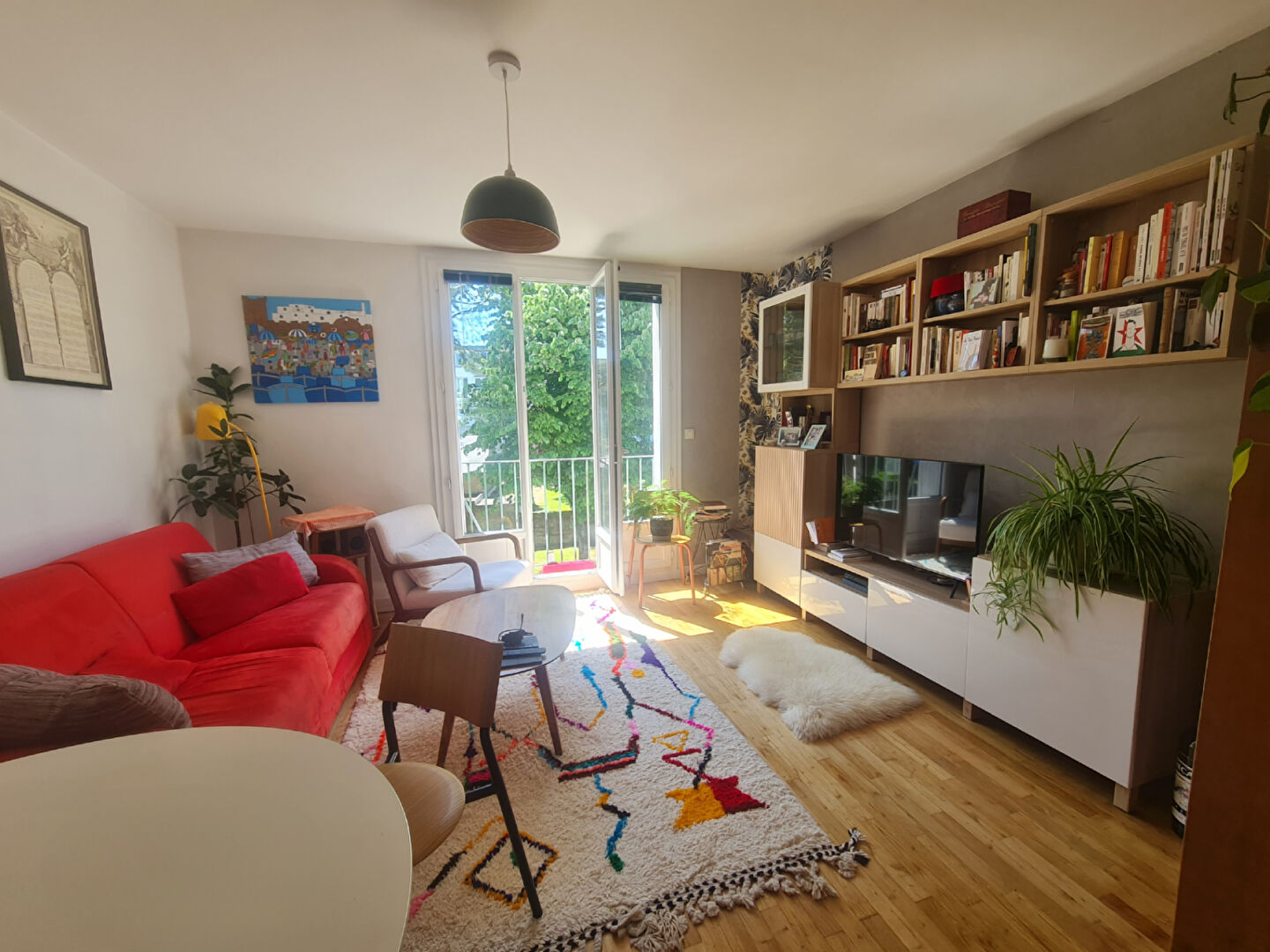 Photo Beauséjour - Situé dans une résidence calme et arborée, bel appartement lumineux comprenant une pièce de vie et deux chambres. Balcon, cave et place de parking. image 1/4