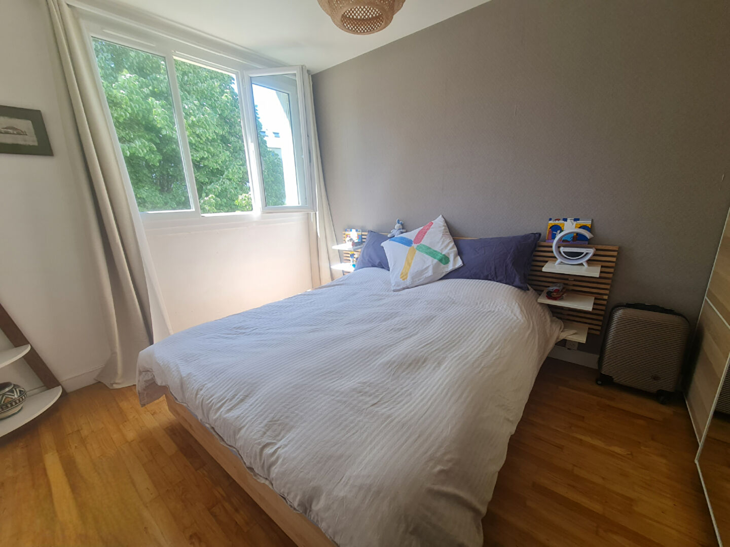 Photo Beauséjour - Situé dans une résidence calme et arborée, bel appartement lumineux comprenant une pièce de vie et deux chambres. Balcon, cave et place de parking. image 2/4