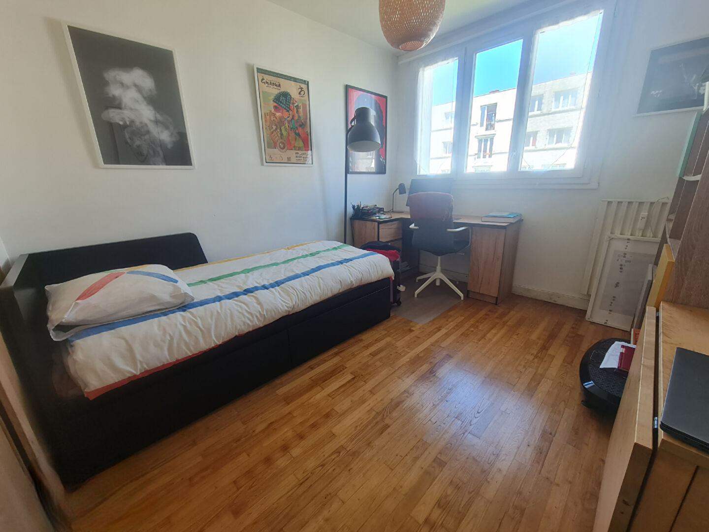 Photo Beauséjour - Situé dans une résidence calme et arborée, bel appartement lumineux comprenant une pièce de vie et deux chambres. Balcon, cave et place de parking. image 3/4