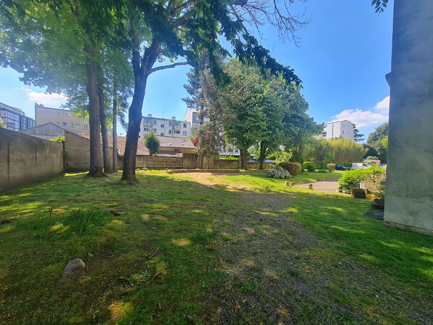 Photo Beauséjour - Situé dans une résidence calme et arborée, bel appartement lumineux comprenant une pièce de vie et deux chambres. Balcon, cave et place de parking. image 4/4