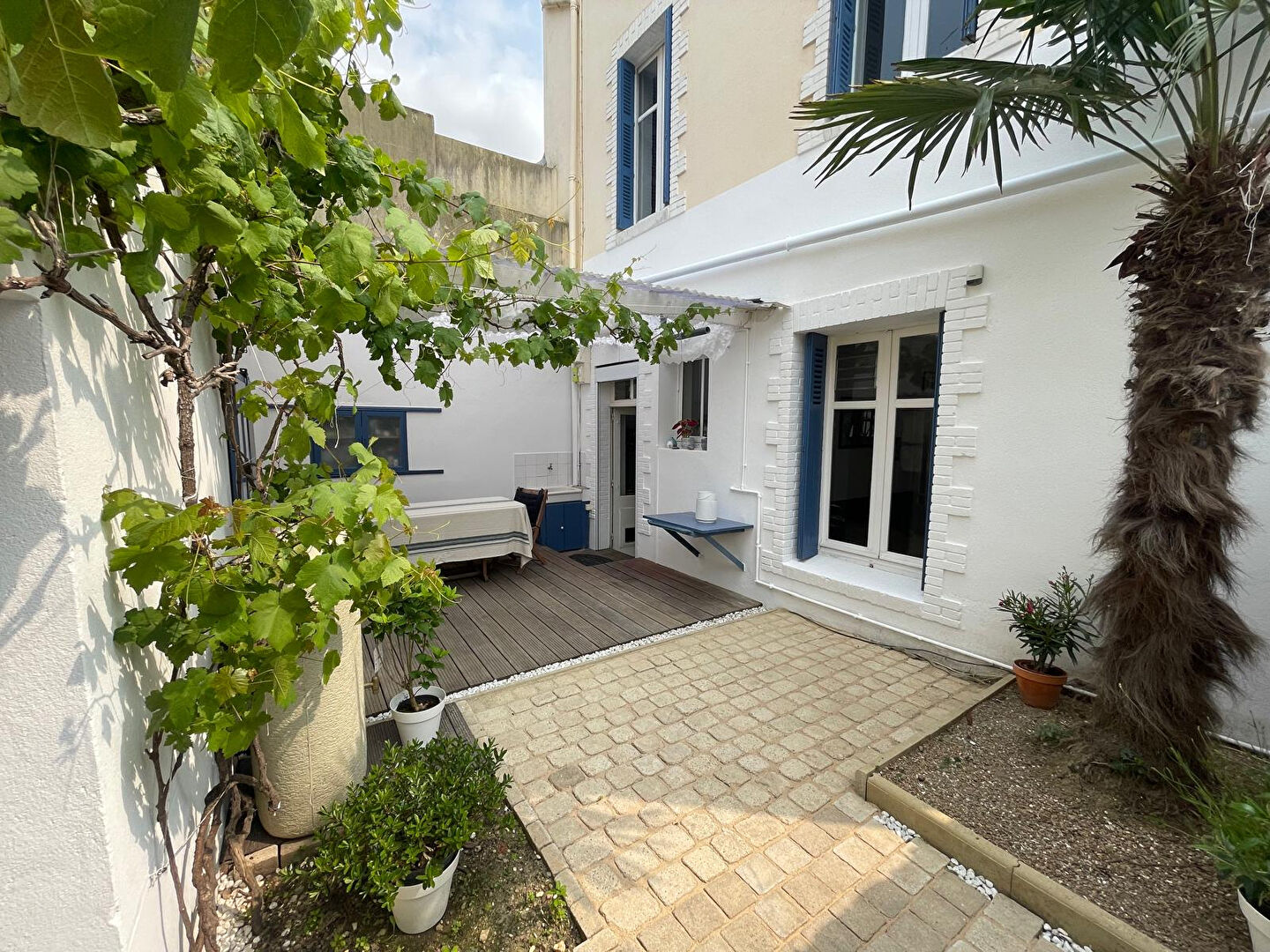 Coueron bourg - Belle maison ancienne avec beaucoup de charme - salon-séjour, 4 chambres et jolie terrasse entourée de murs.