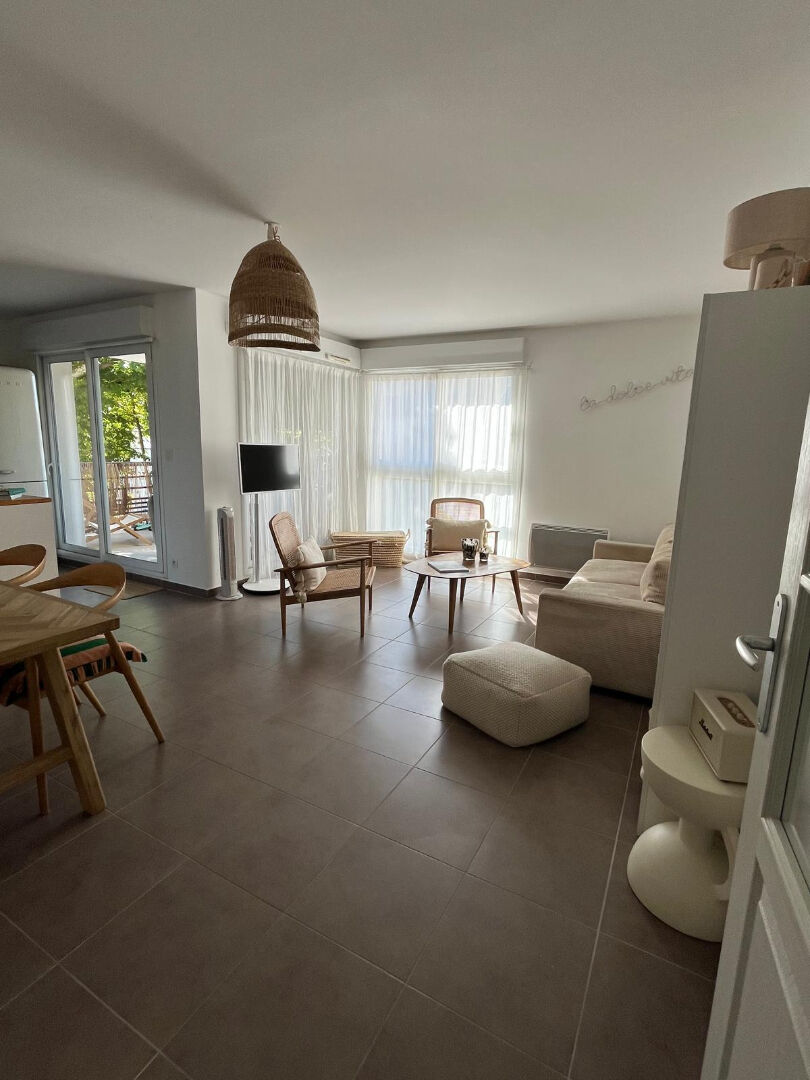 Photo Zola - Dans une copropriété récente, bel appartement de 75 m² comprenant une spacieuse pièce de vie ouverte sur une terrasse ; ainsi que deux chambres. Ascenseur et place de parking en sous-sol image 2/5