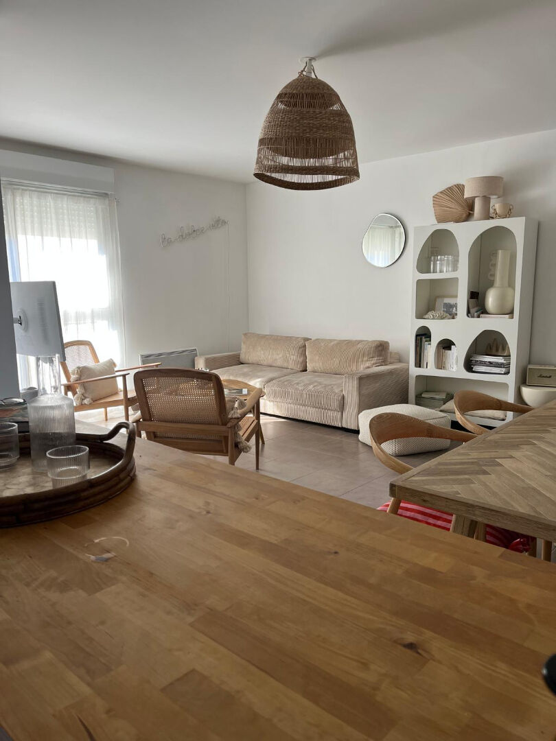 Photo Zola - Dans une copropriété récente, bel appartement de 75 m² comprenant une spacieuse pièce de vie ouverte sur une terrasse ; ainsi que deux chambres. Ascenseur et place de parking en sous-sol image 3/5