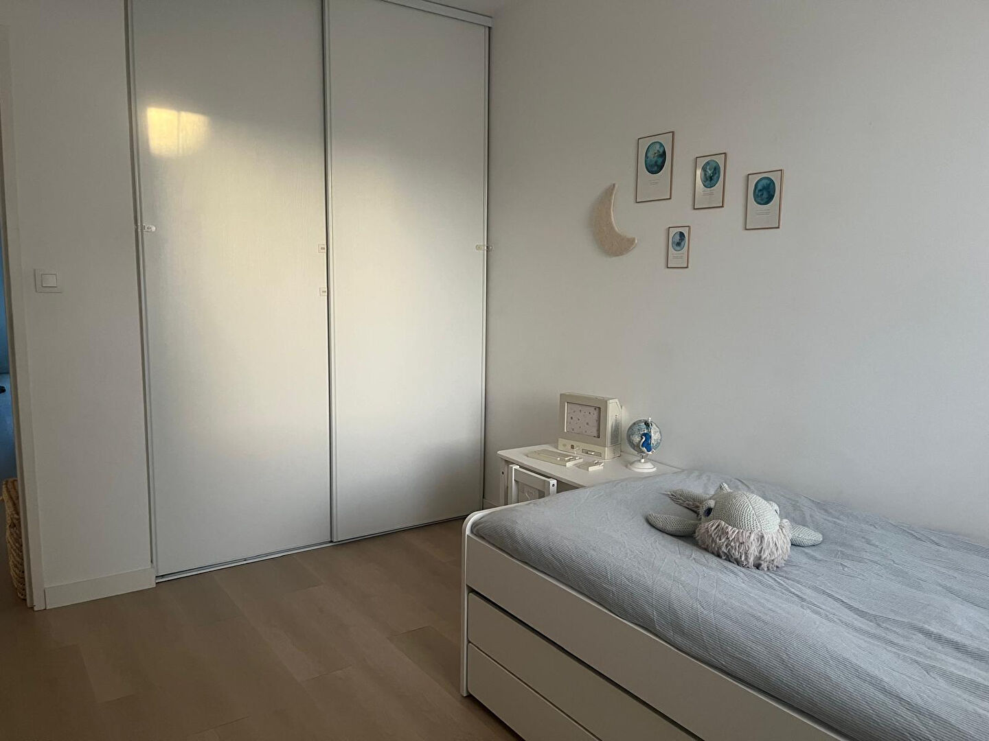 Photo Zola - Dans une copropriété récente, bel appartement de 75 m² comprenant une spacieuse pièce de vie ouverte sur une terrasse ; ainsi que deux chambres. Ascenseur et place de parking en sous-sol image 5/5