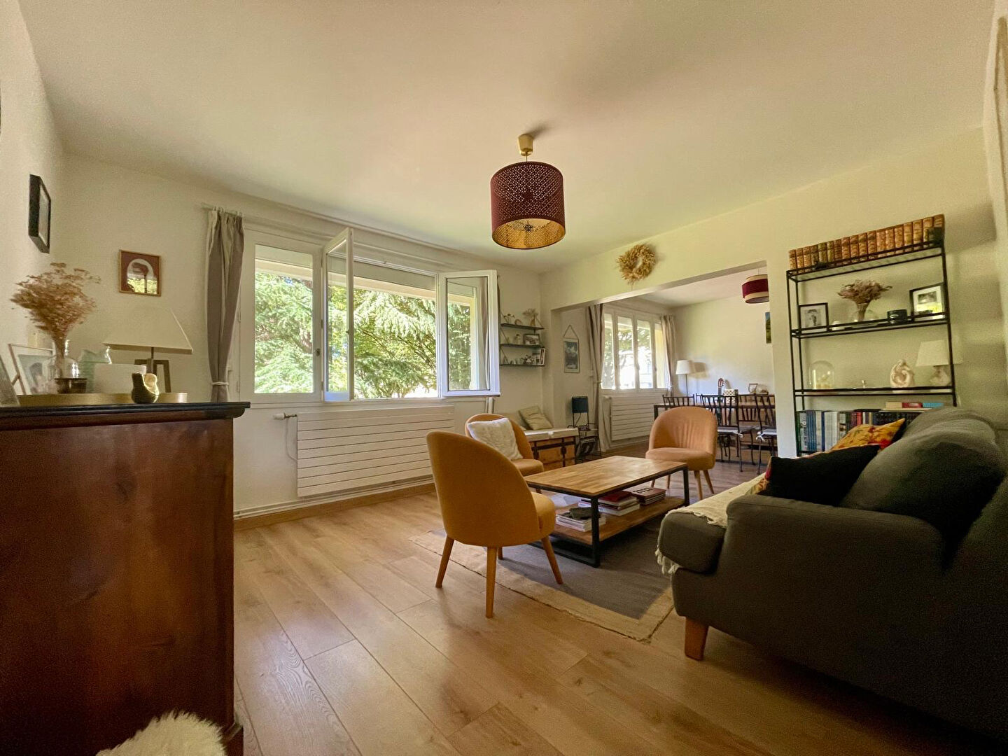 Photo Rond point de paris - Bel appartement alliant luminosité et convivialité. Salon-séjour, trois chambres, cave et parking en sous sol image 1/6