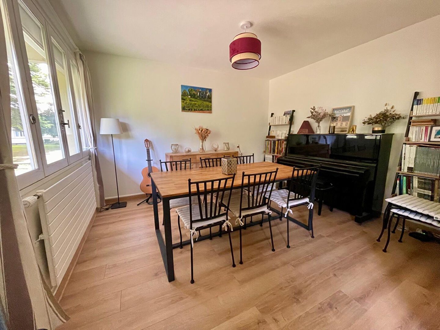 Photo Rond point de paris - Bel appartement alliant luminosité et convivialité. Salon-séjour, trois chambres, cave et parking en sous sol image 2/6