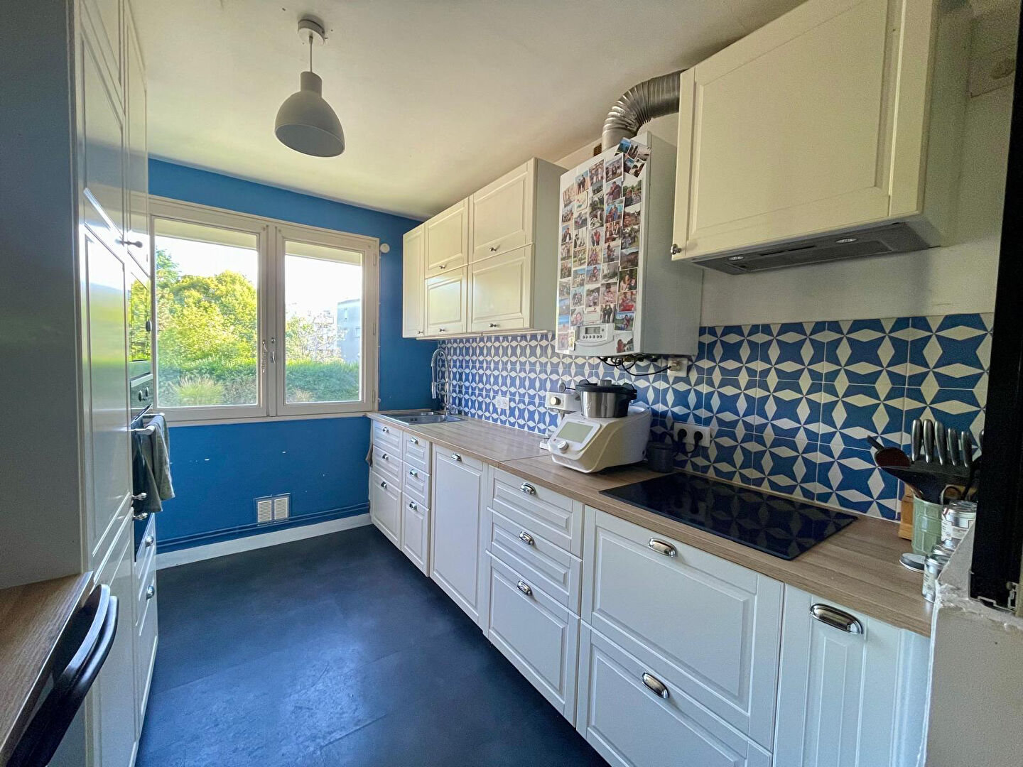 Photo Rond point de paris - Bel appartement alliant luminosité et convivialité. Salon-séjour, trois chambres, cave et parking en sous sol image 3/6