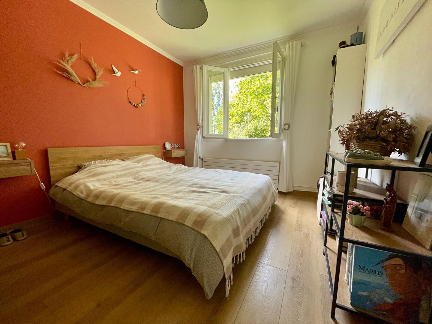 Photo Rond point de paris - Bel appartement alliant luminosité et convivialité. Salon-séjour, trois chambres, cave et parking en sous sol image 4/6