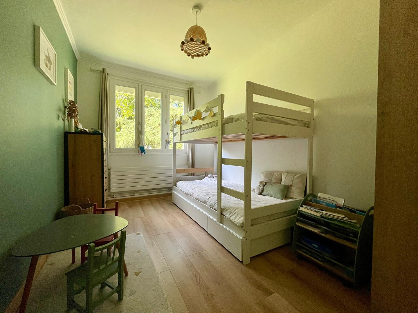 Photo Rond point de paris - Bel appartement alliant luminosité et convivialité. Salon-séjour, trois chambres, cave et parking en sous sol image 5/6