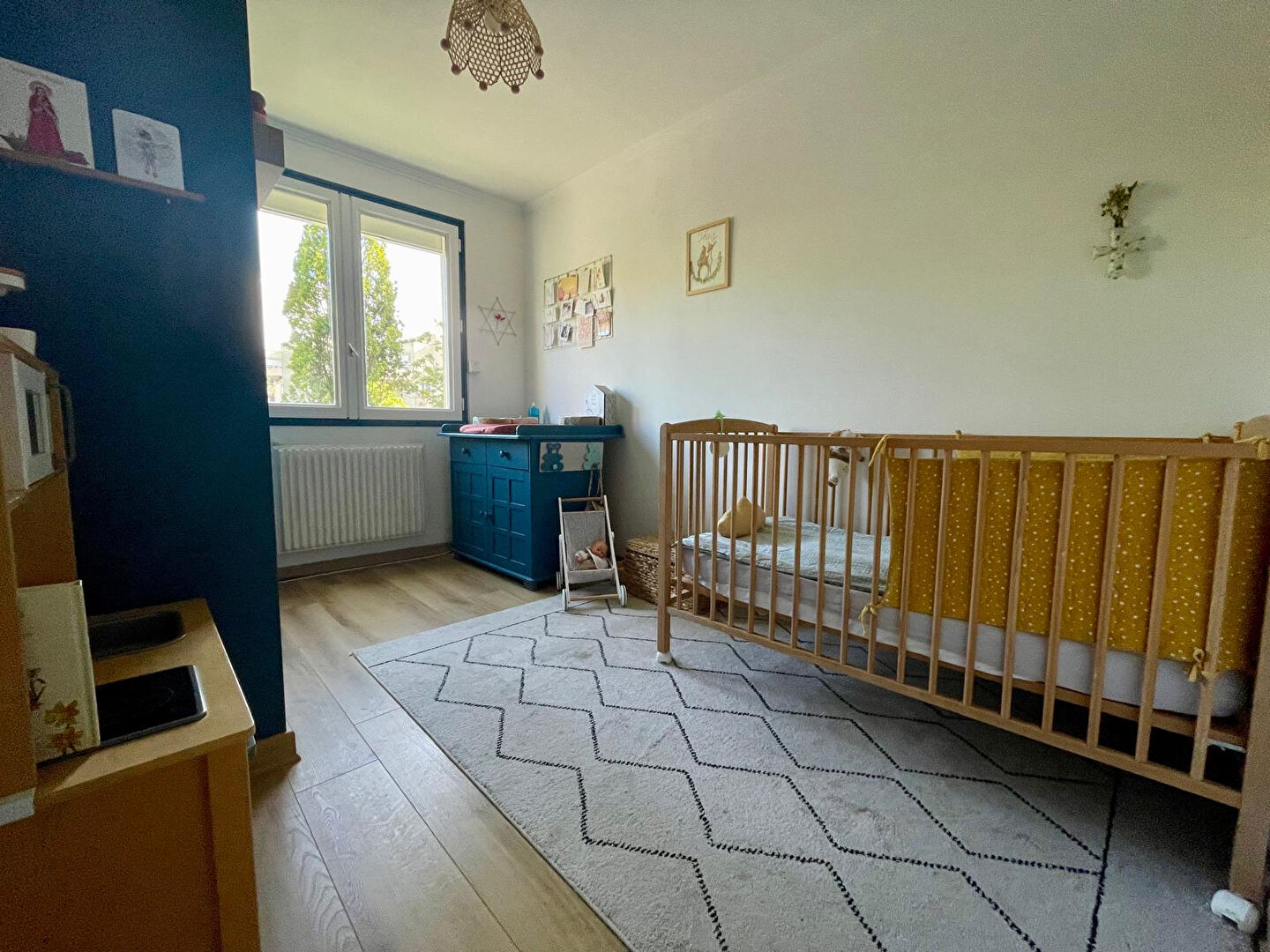 Photo Rond point de paris - Bel appartement alliant luminosité et convivialité. Salon-séjour, trois chambres, cave et parking en sous sol image 6/6