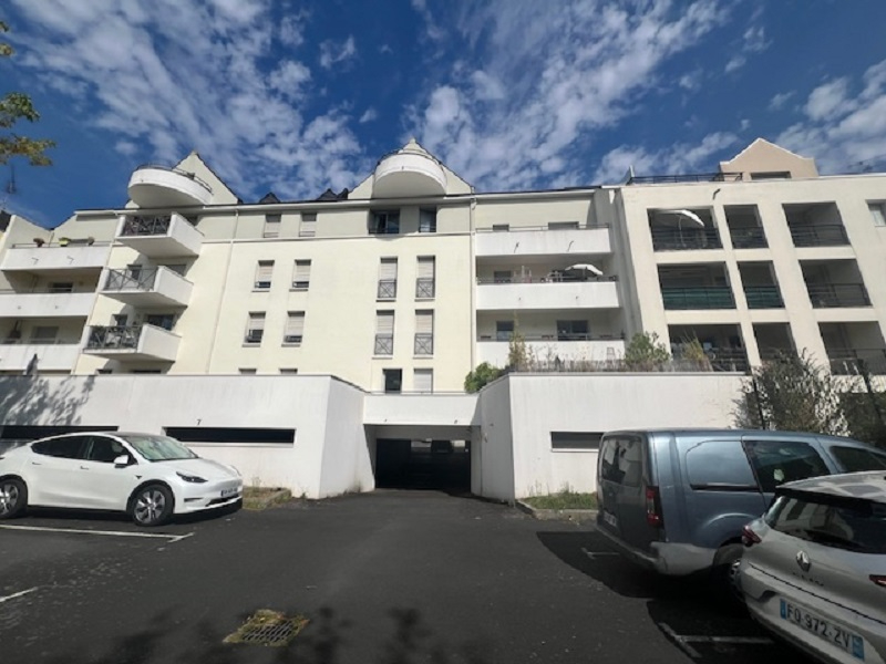 Photo Centre Ville - Dans immeuble récent avec ascenseur, spacieux et lumineux 3 pièces s'ouvrant sur un balcon.  Deux places de pkg en sous-sol. image 1/6