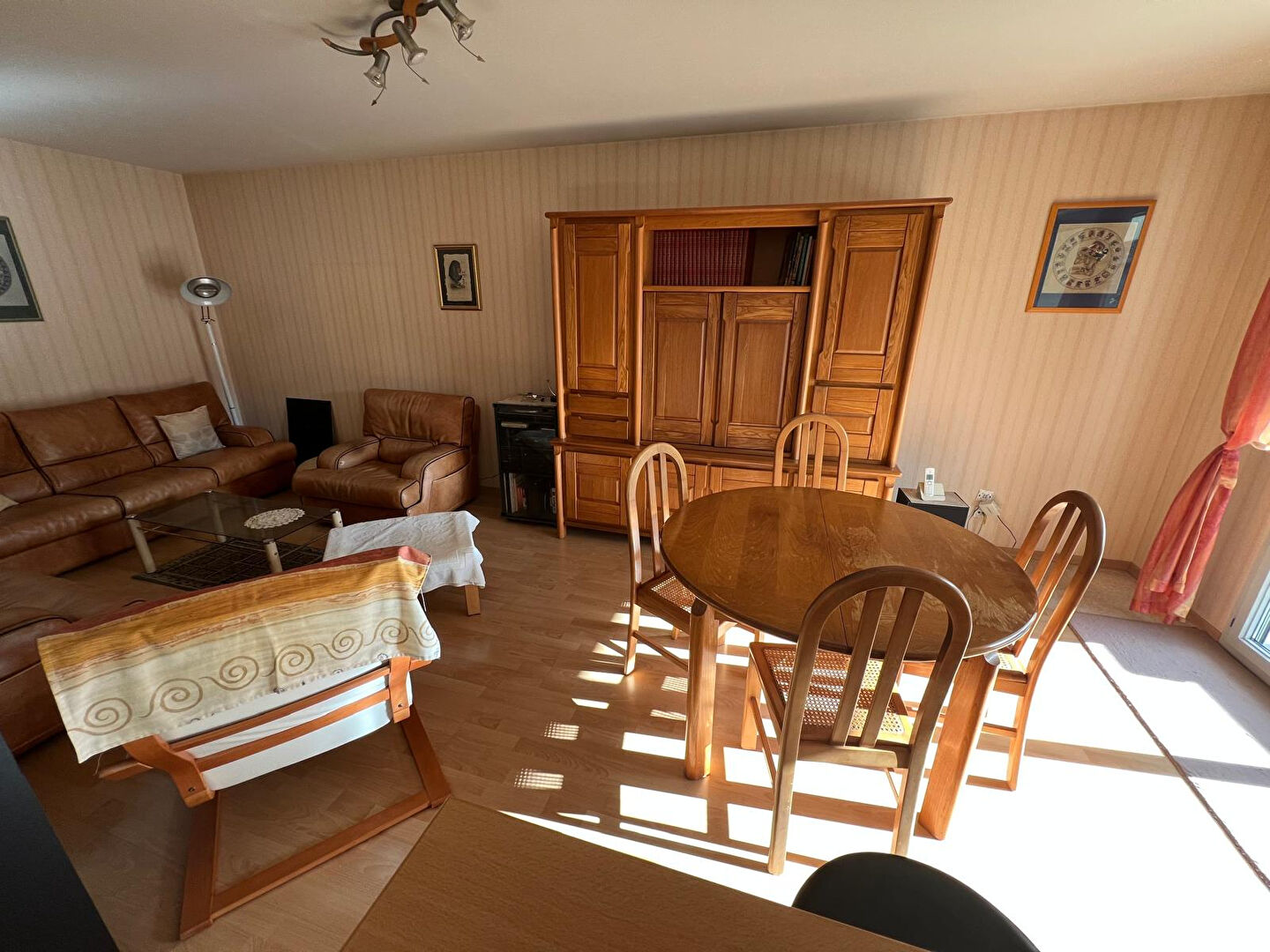 Photo Centre Ville - Dans immeuble récent avec ascenseur, spacieux et lumineux 3 pièces s'ouvrant sur un balcon.  Deux places de pkg en sous-sol. image 3/6