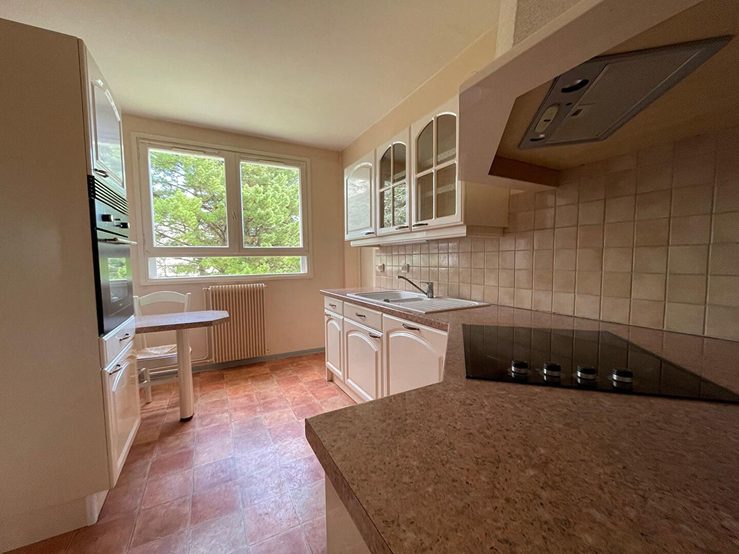 Photo Rd Point de Paris - Dans une copropriété bien entretenue avec ascenseur, bel appartement trois pièces et lumineux. Parking , cave et balcon. image 1/4