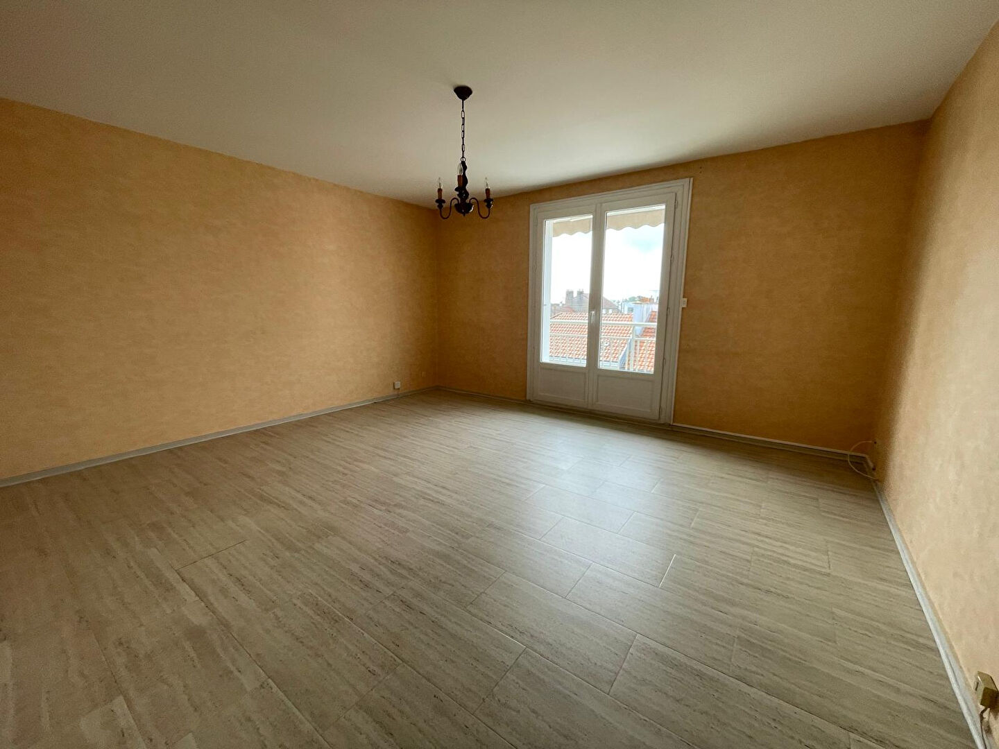 Photo Rd Point de Paris - Dans une copropriété bien entretenue avec ascenseur, bel appartement trois pièces et lumineux. Parking , cave et balcon. image 2/4