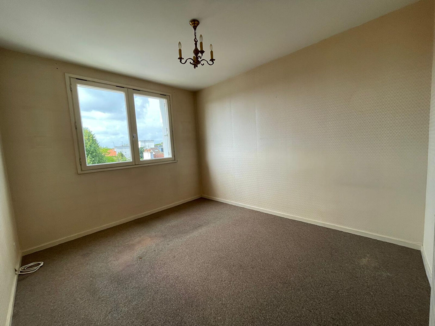 Photo Rd Point de Paris - Dans une copropriété bien entretenue avec ascenseur, bel appartement trois pièces et lumineux. Parking , cave et balcon. image 3/4