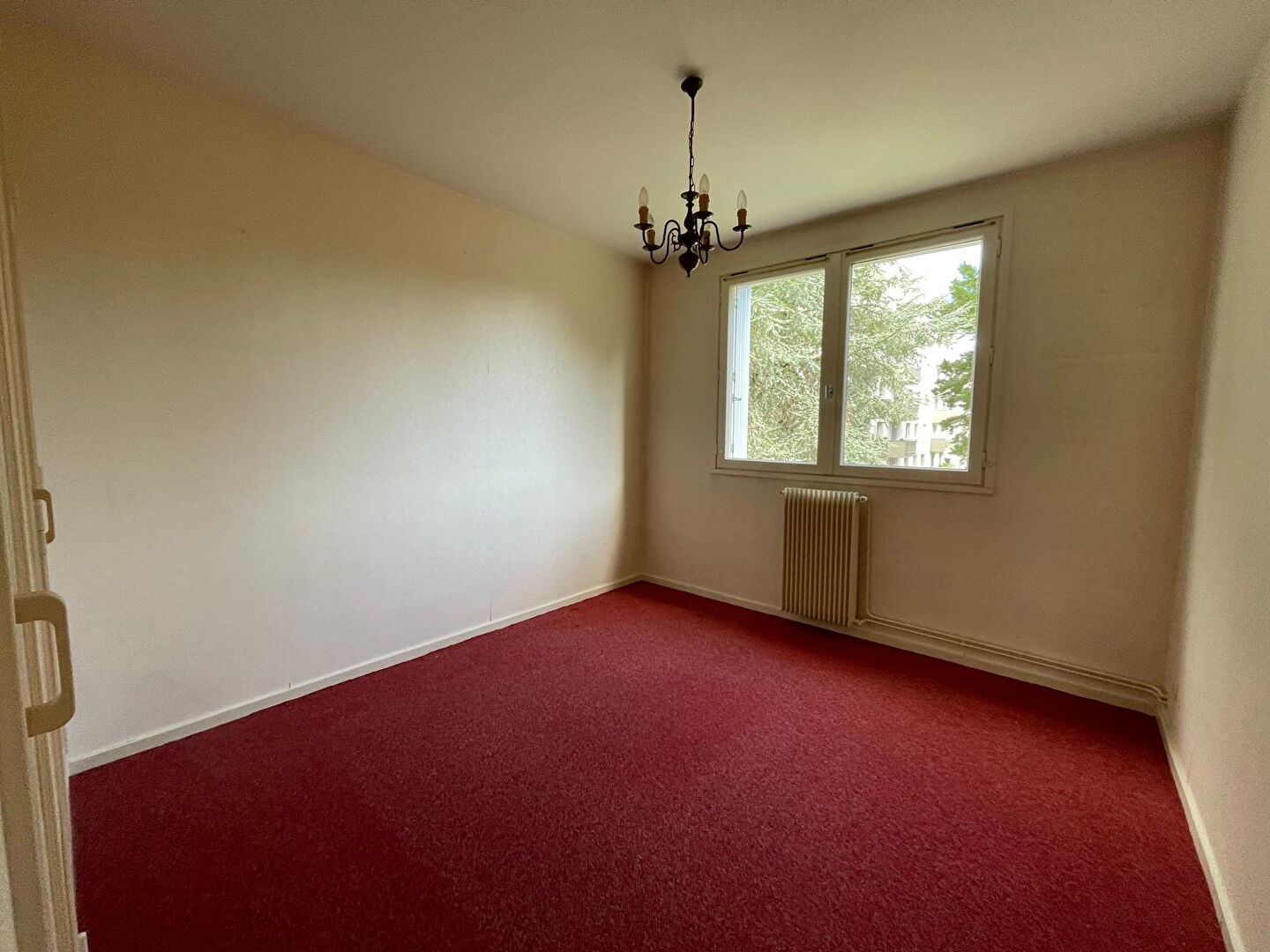 Photo Rd Point de Paris - Dans une copropriété bien entretenue avec ascenseur, bel appartement trois pièces et lumineux. Parking , cave et balcon. image 4/4