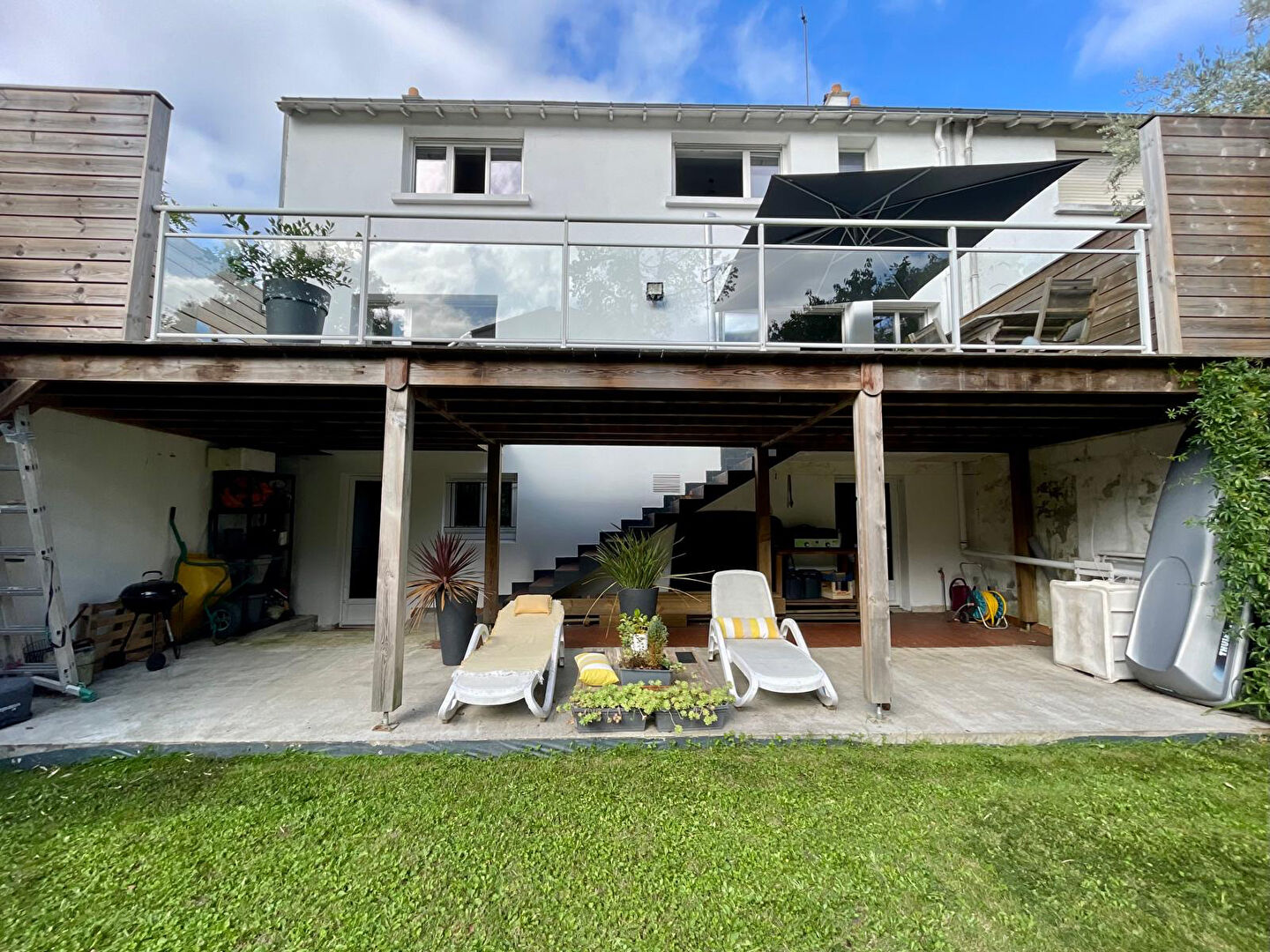 Nantes  - Maison spacieuse et lumineuse comprenant quatres chambres, salle d'eau et salle de bains. Magnifique terrasse, grand garage et cave.