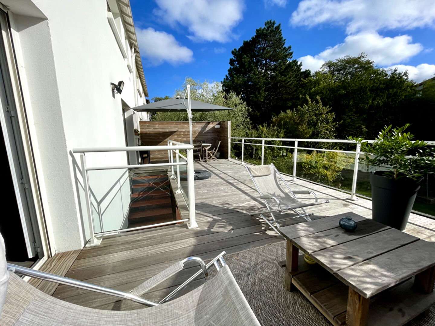 Photo Nantes  - Maison spacieuse et lumineuse comprenant quatres chambres, salle d'eau et salle de bains. Magnifique terrasse, grand garage et cave. image 2/6