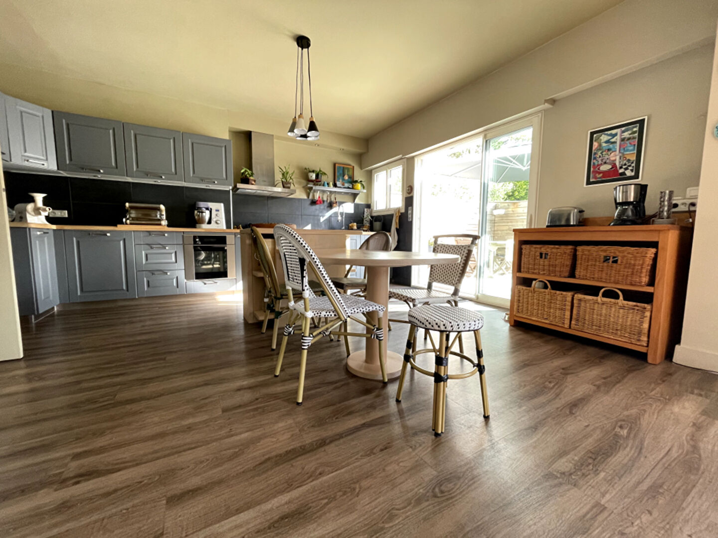 Photo Nantes  - Maison spacieuse et lumineuse comprenant quatres chambres, salle d'eau et salle de bains. Magnifique terrasse, grand garage et cave. image 4/6