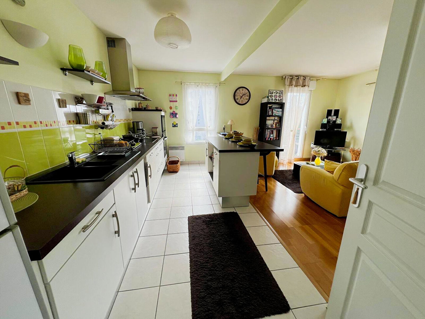 Photo Tortière - Idéalement situé, avec vue sur l'Erdre, au troisième étage d'un immeuble récent avec ascenseur, bel appartement 3 pièces s'ouvrant sur balcon orienté sud ouest. Box en sous-sol image 2/4