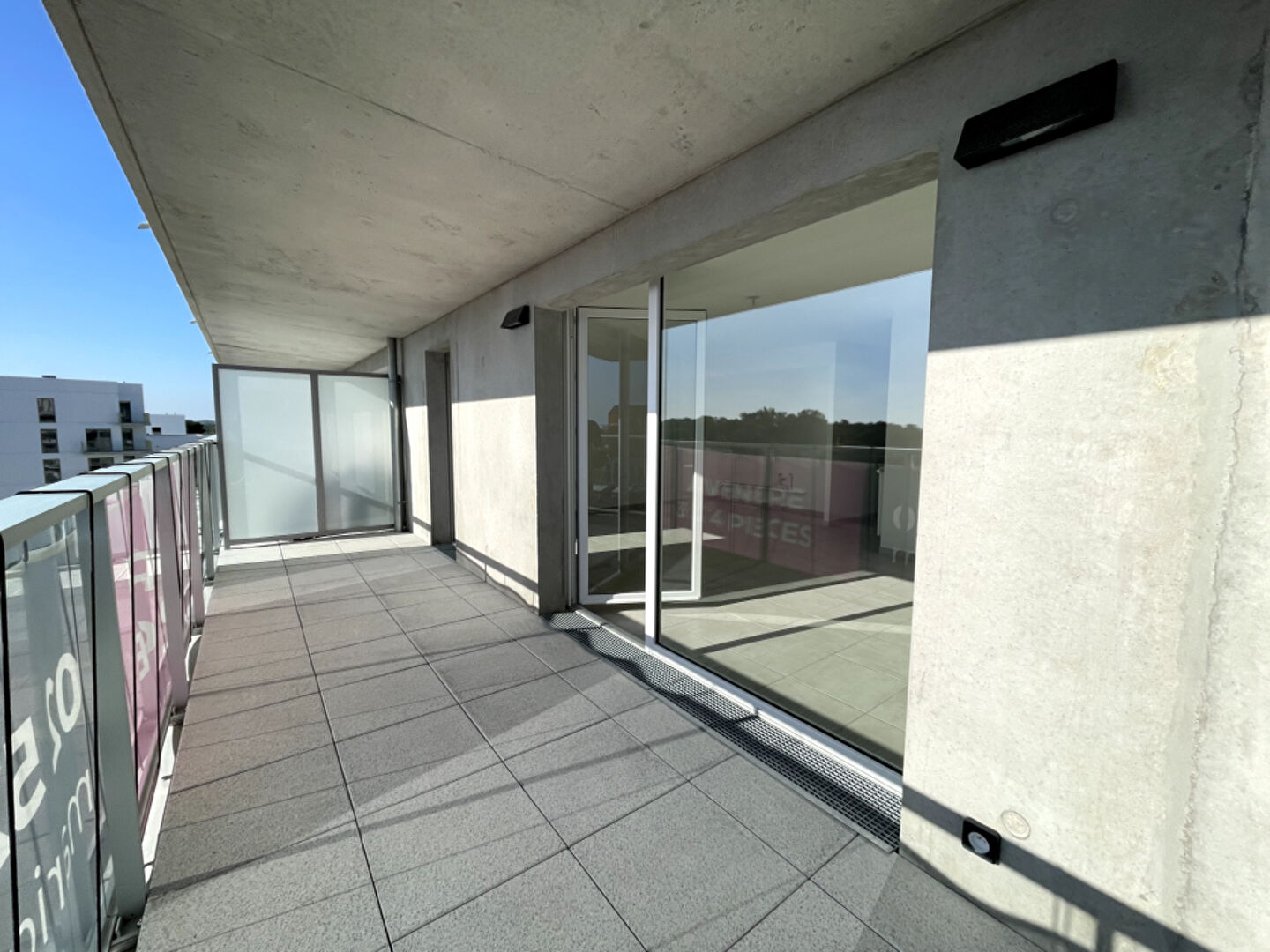 Ranzay - Bel appartement récent alliant luminosité et convivialité. Salon-séjour, trois chambres, terrase, ascenseur. Deux places de parking en sous-sol.