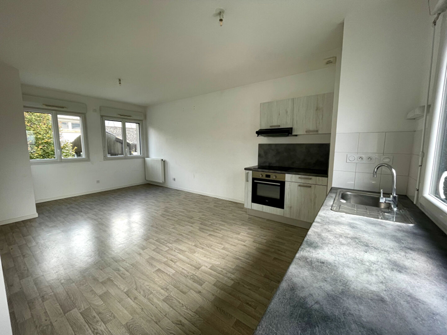 Pont du cens - Appartement récent et lumineux, comprenant deux chambres, balcon. Place de parking en sous sol et cave.