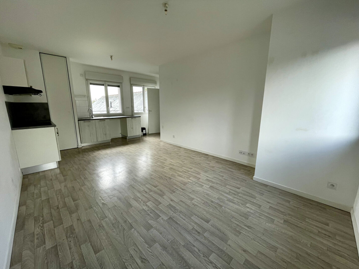 Photo Pont du cens - Appartement récent et lumineux, comprenant deux chambres, balcon. Place de parking en sous sol et cave. image 2/6