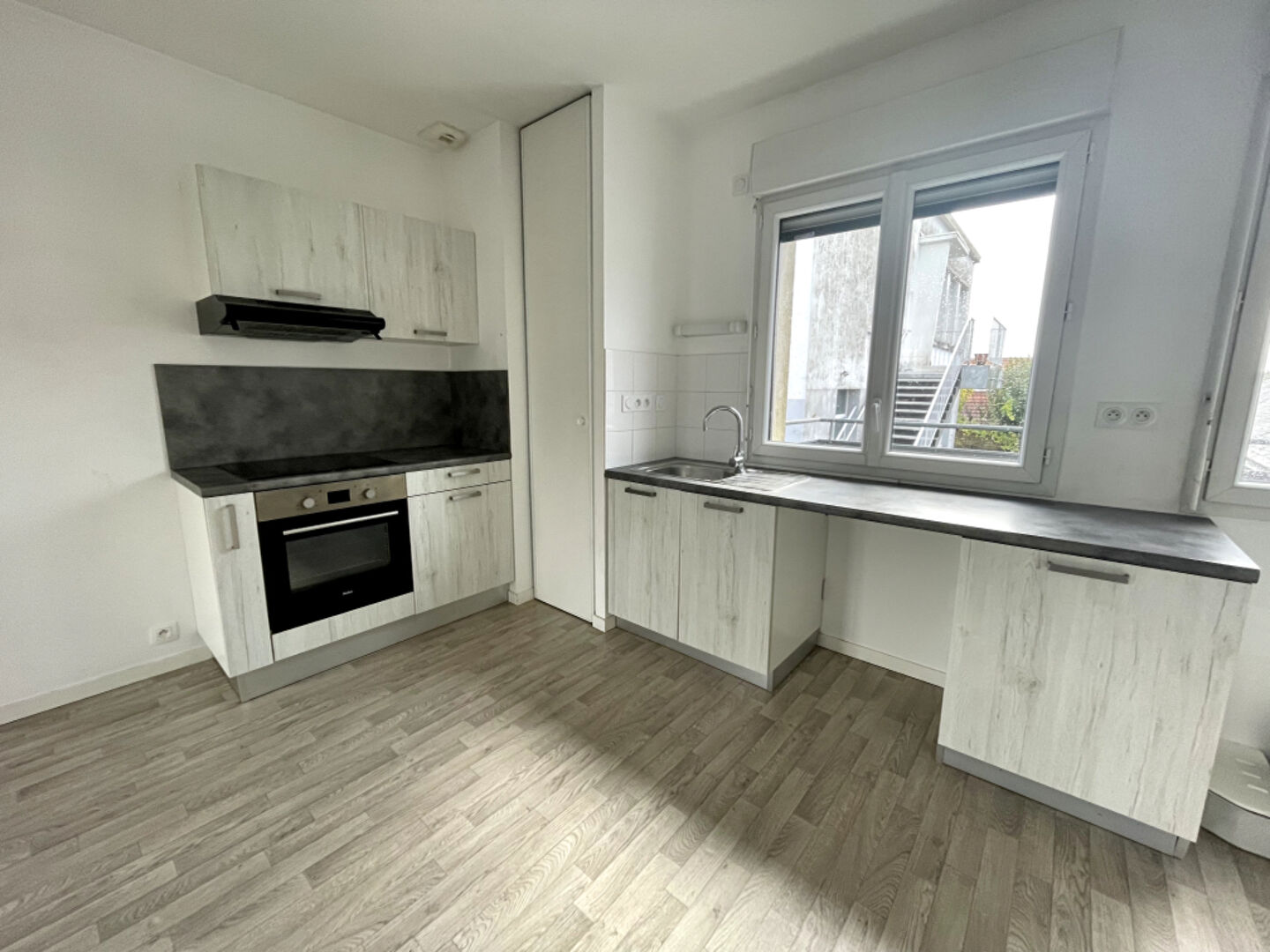 Photo Pont du cens - Appartement récent et lumineux, comprenant deux chambres, balcon. Place de parking en sous sol et cave. image 3/6