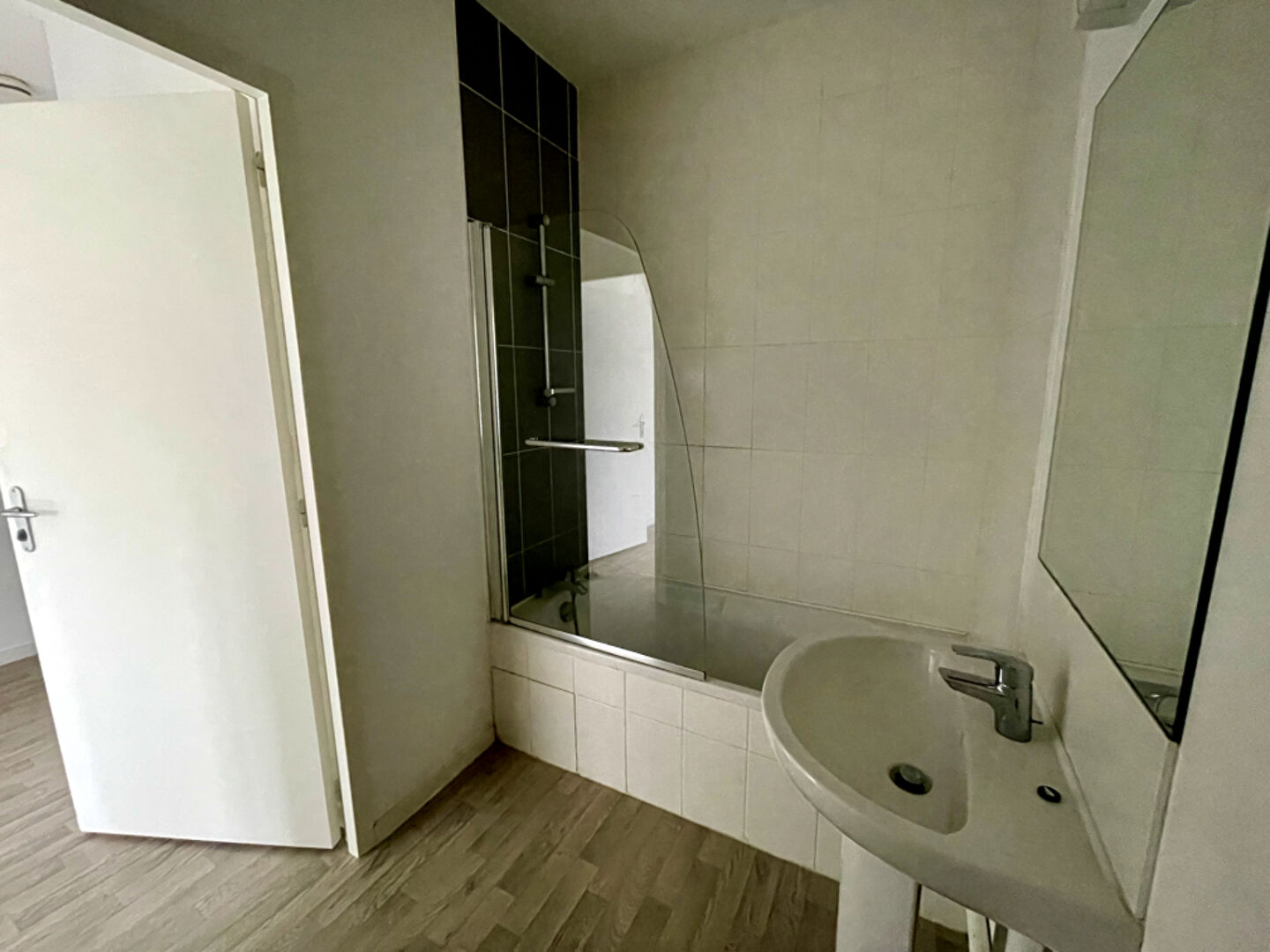 Photo Pont du cens - Appartement récent et lumineux, comprenant deux chambres, balcon. Place de parking en sous sol et cave. image 6/6