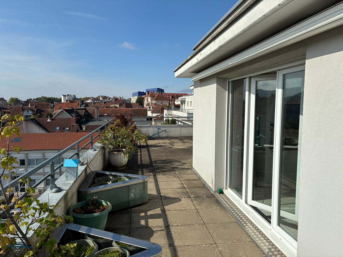 Dernier étage avec terrasse 60 m² aux Chaprais
