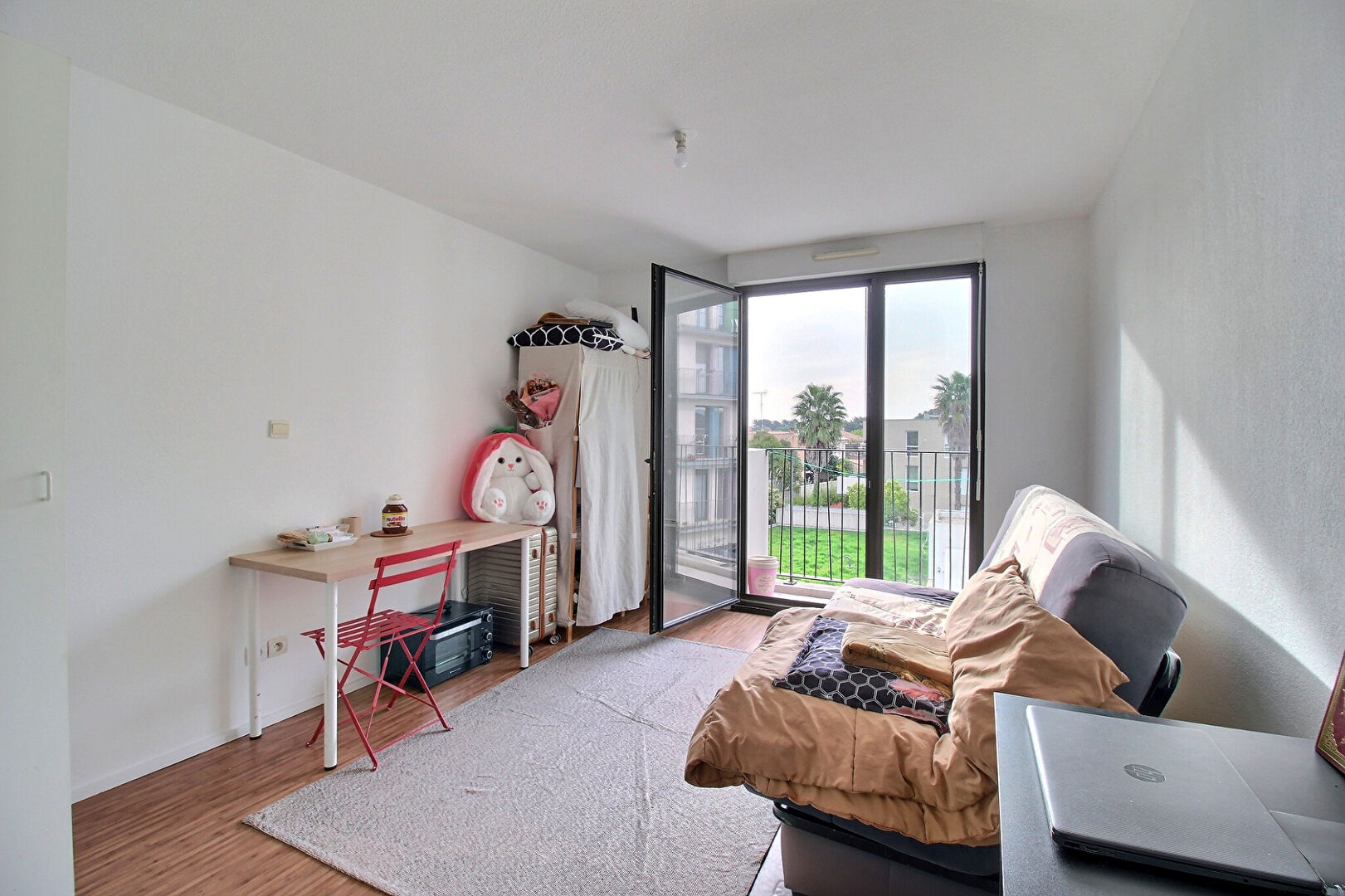 Studio lumineux exposé sud-est avec balcon ? Quartier Aiguerelles / Garcia Lorca