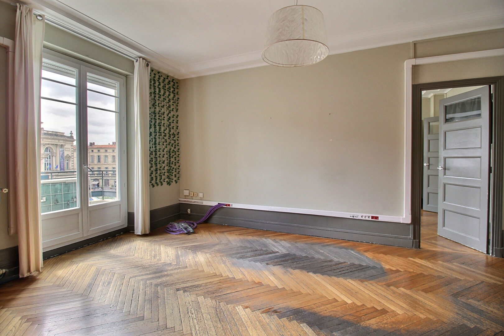 Photo Emplacement exceptionnel - Bureaux ou appartement 6 pièces de 160,5 m² avec vue imprenable sur la Comédie. image 1/6