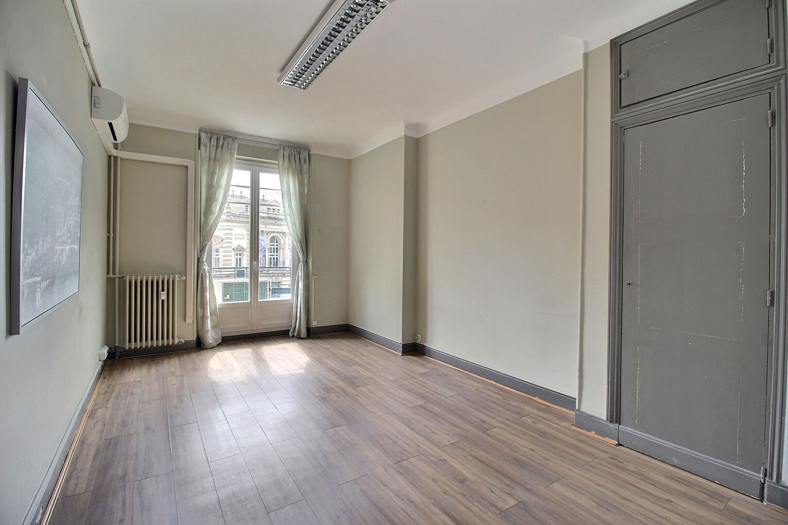 Photo Emplacement exceptionnel - Bureaux ou appartement 6 pièces de 160,5 m² avec vue imprenable sur la Comédie. image 2/6