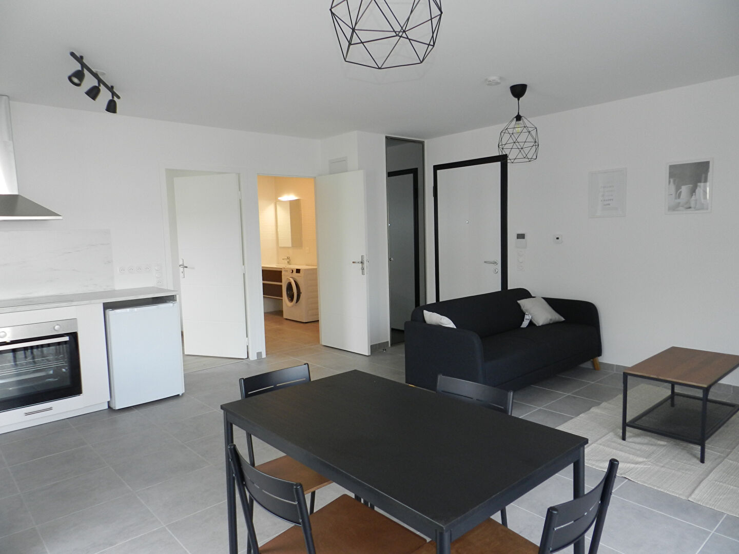 Photo FAVERGES. APPARTEMENT 2 PIECES MEUBLE AVEC GARAGE image 2/6