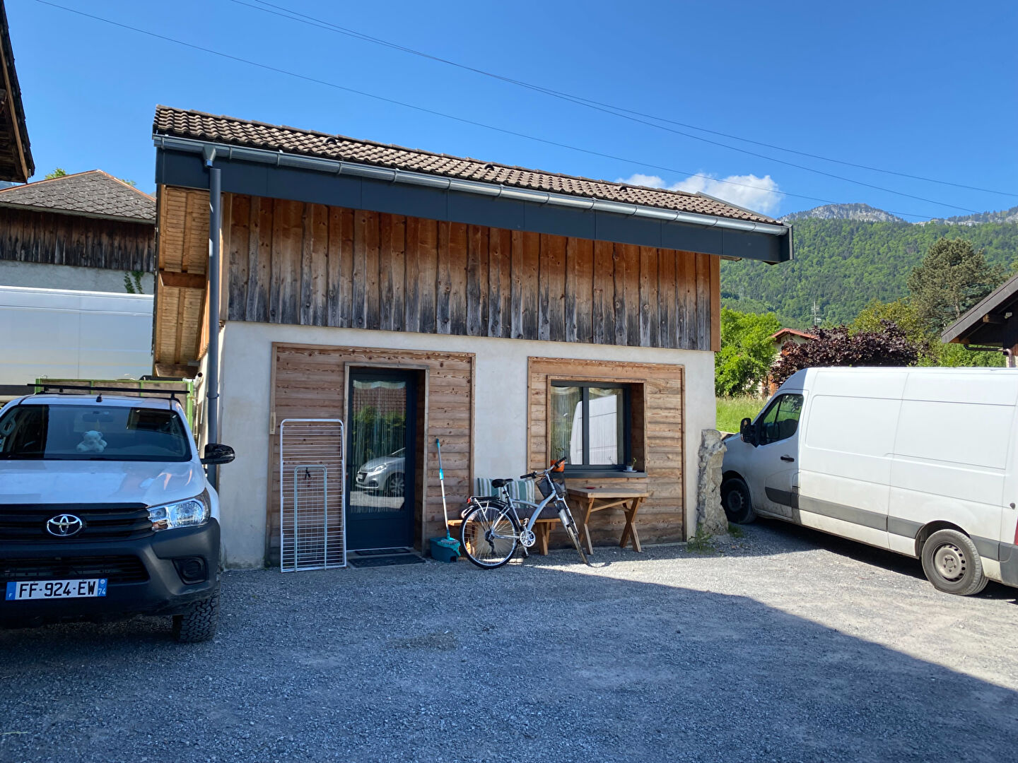 GIEZ. LOCAL D'ACTIVITE AVEC LOGEMENT INDEPENDANT