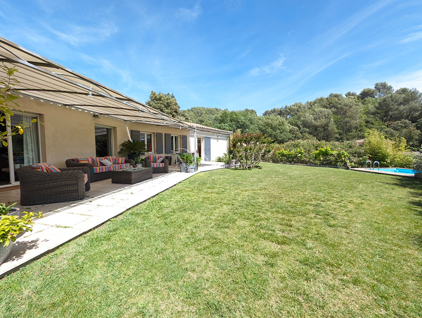 À vendre : Lauris Charmante maison de plain-pied, 4 chambres 150 m²