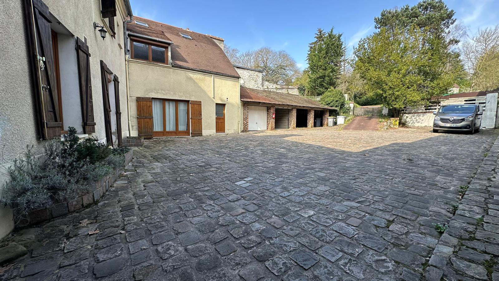 Appartement DUPLEX  4 pièces - place de parking- CENTRE-VILLE