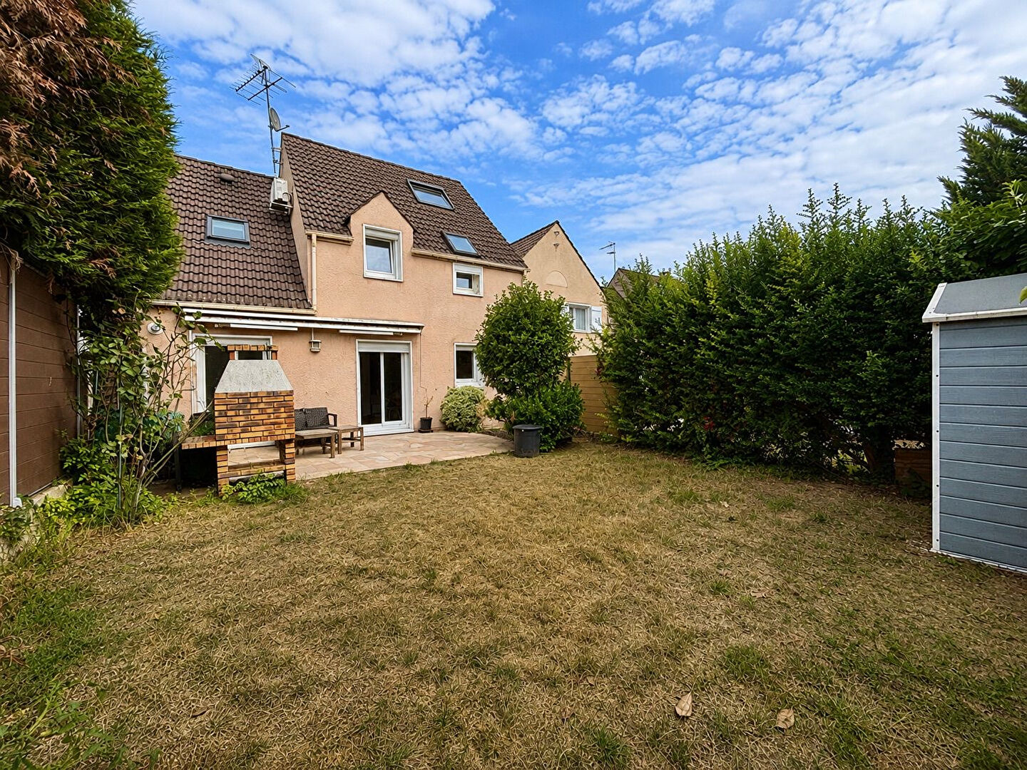 Maison familiale 4 chambres avec bureau, garage, et jardin à LEUVILLE SUR ORGE