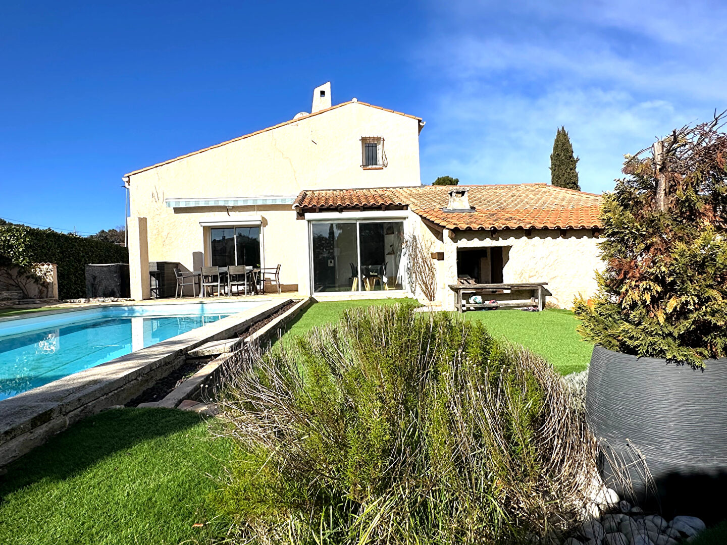 Maison Bouc Bel Air 5 pièces 130 m2 plus garage de 30 m2.