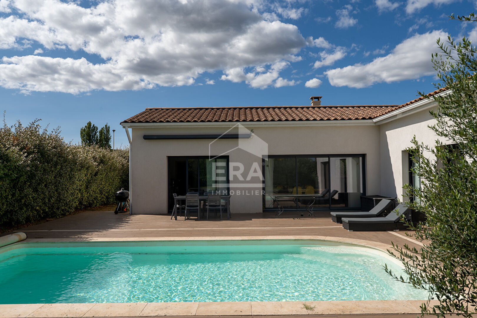 Maison familiale de 168 m² avec piscine, garage double et 5 chambres ! Secteur recherché