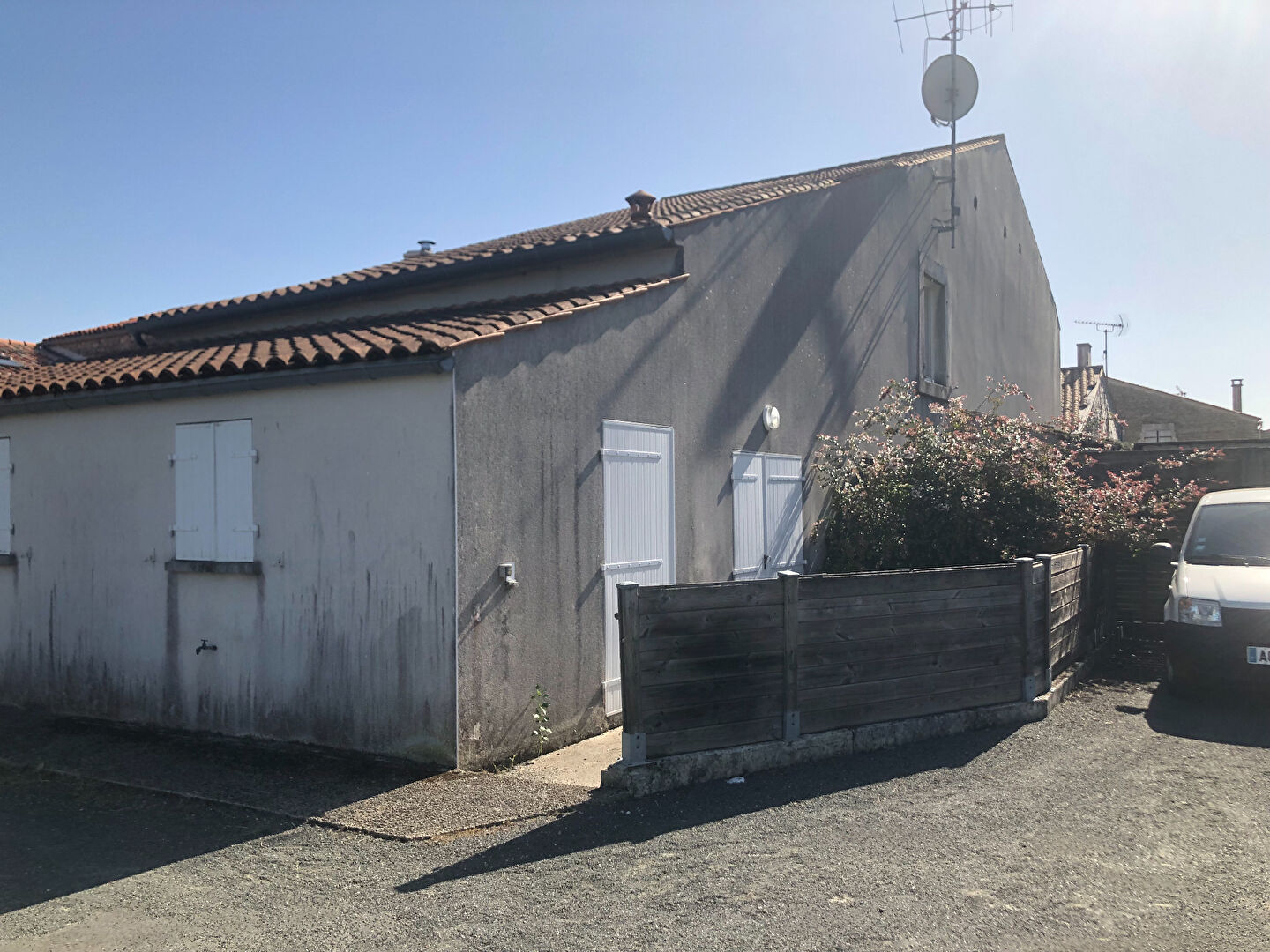 Photo Immeuble de rapport proche Surgères - 6 logements image 2/6